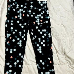 Women’s Nike dri fit workout leggings. Size large.